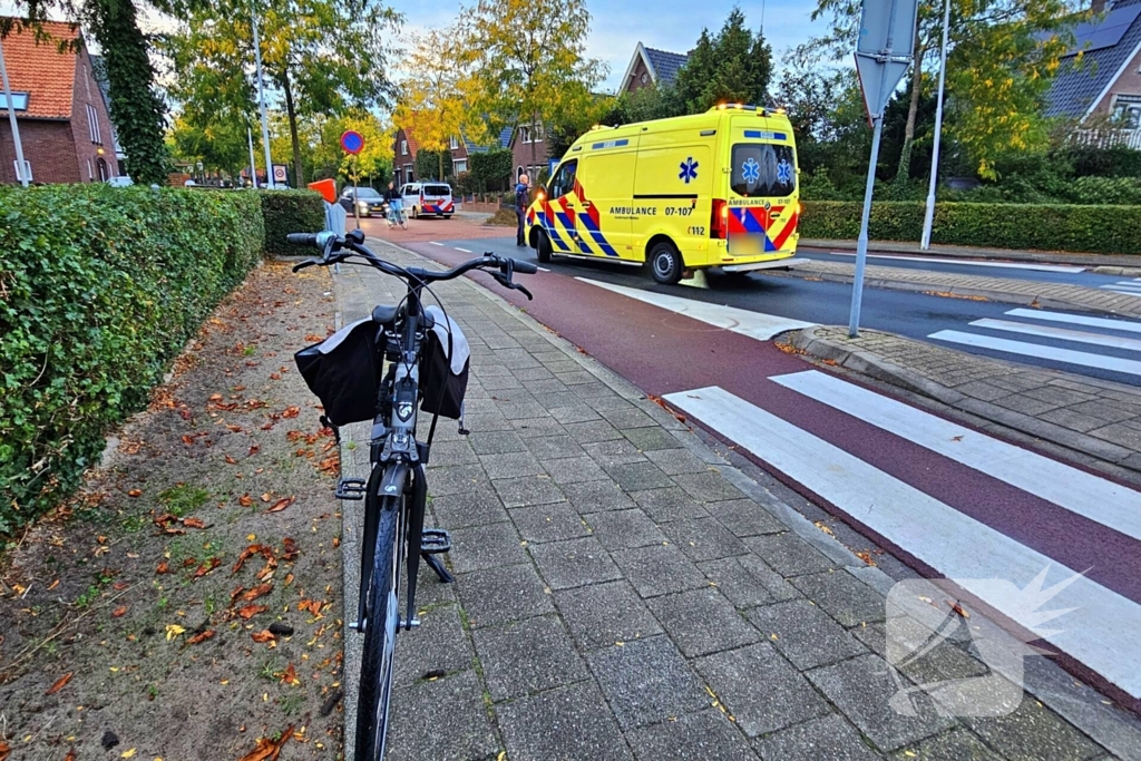 Fietser hard onderuit op rotonde