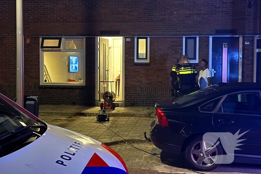 Brandweer ventileert woning na brand