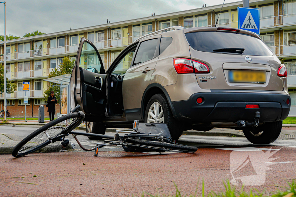 Overstekende fietser aangereden door automobilist