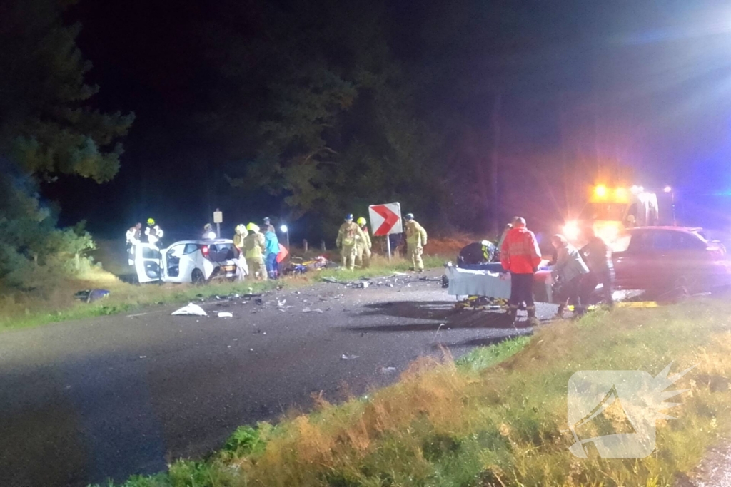 Meerdere gewonden na frontale botsing tussen auto's