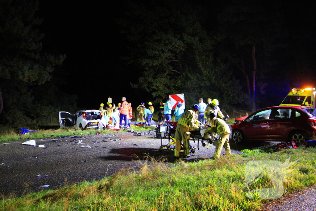 Meerdere gewonden na frontale botsing tussen auto's