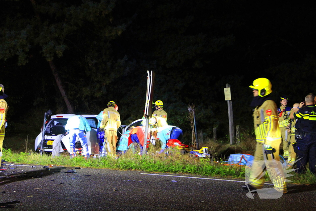 Meerdere gewonden na frontale botsing tussen auto's