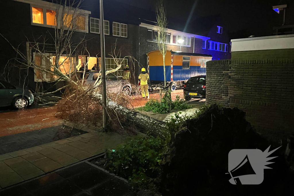 Boom valt op geparkeerde auto door sterke wind