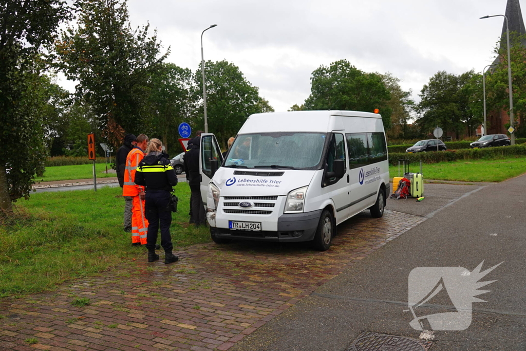 Bus met gehandicapten klapt achterop andere bestelbus