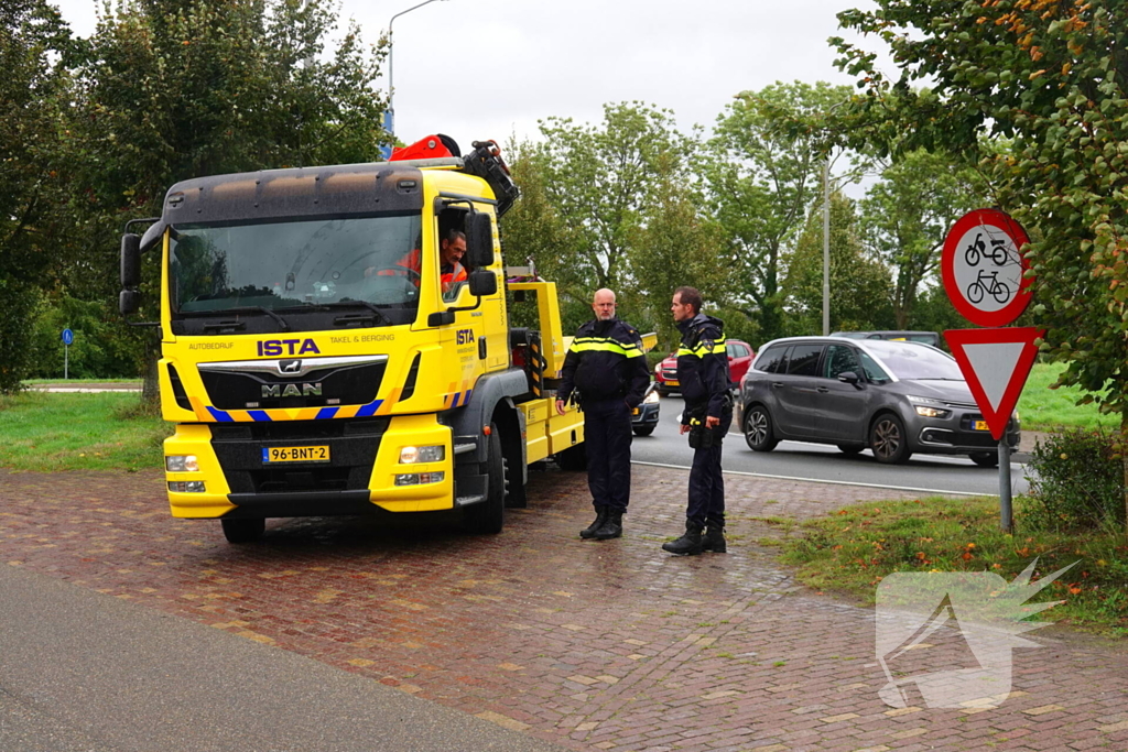 Bus met gehandicapten klapt achterop andere bestelbus