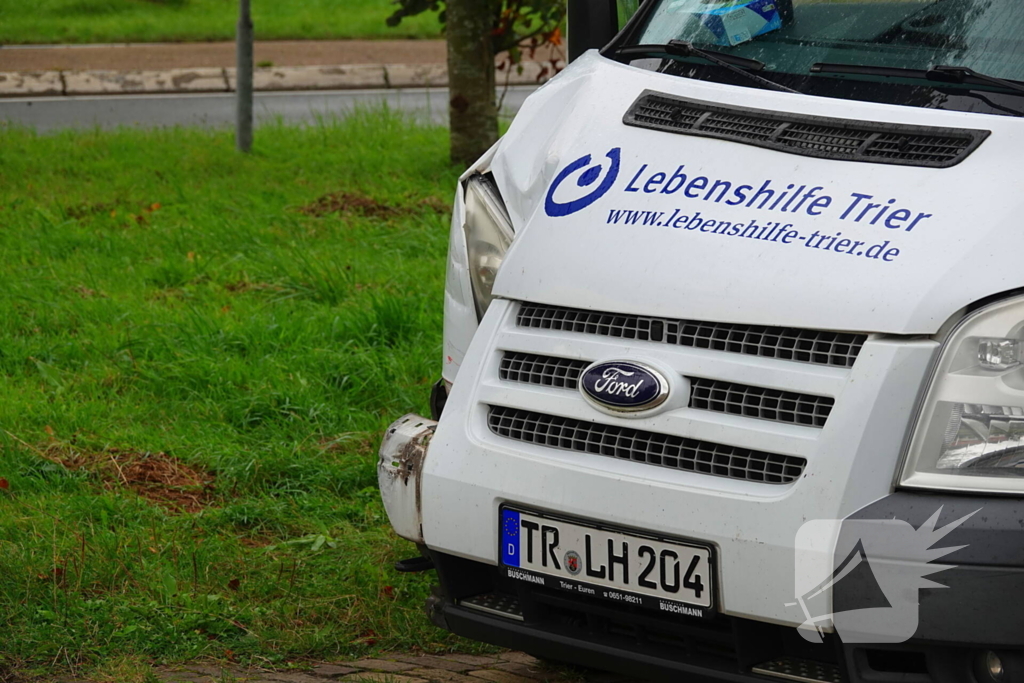 Bus met gehandicapten klapt achterop andere bestelbus