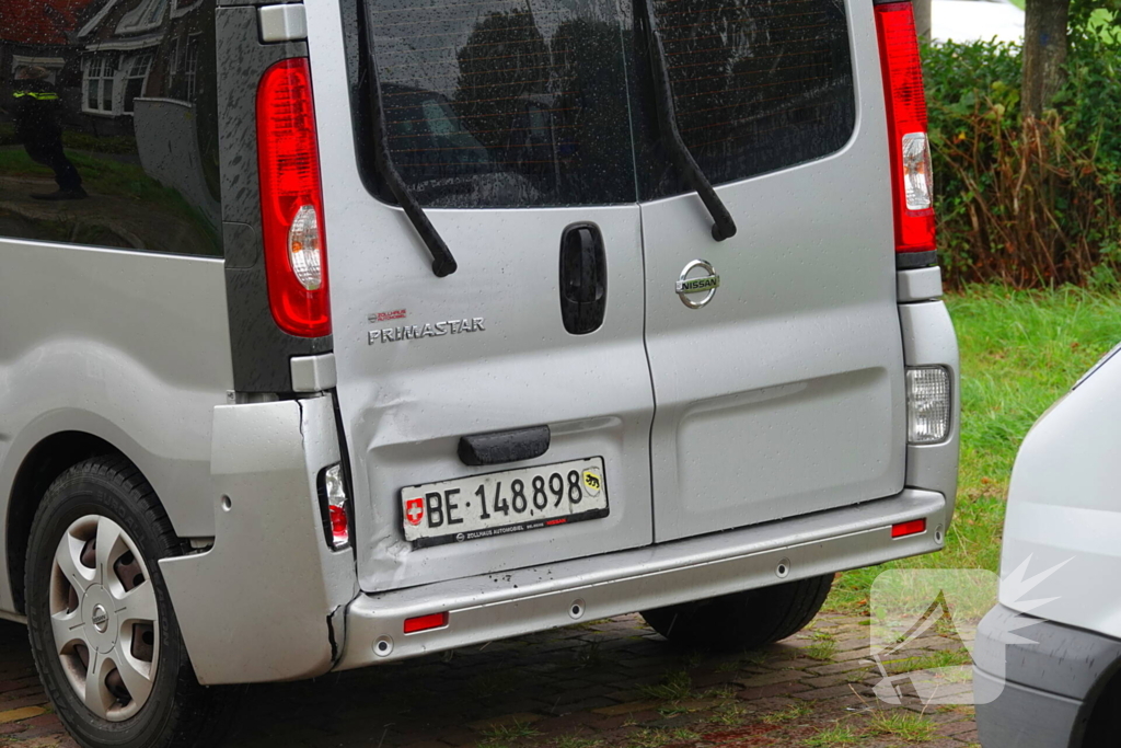 Bus met gehandicapten klapt achterop andere bestelbus