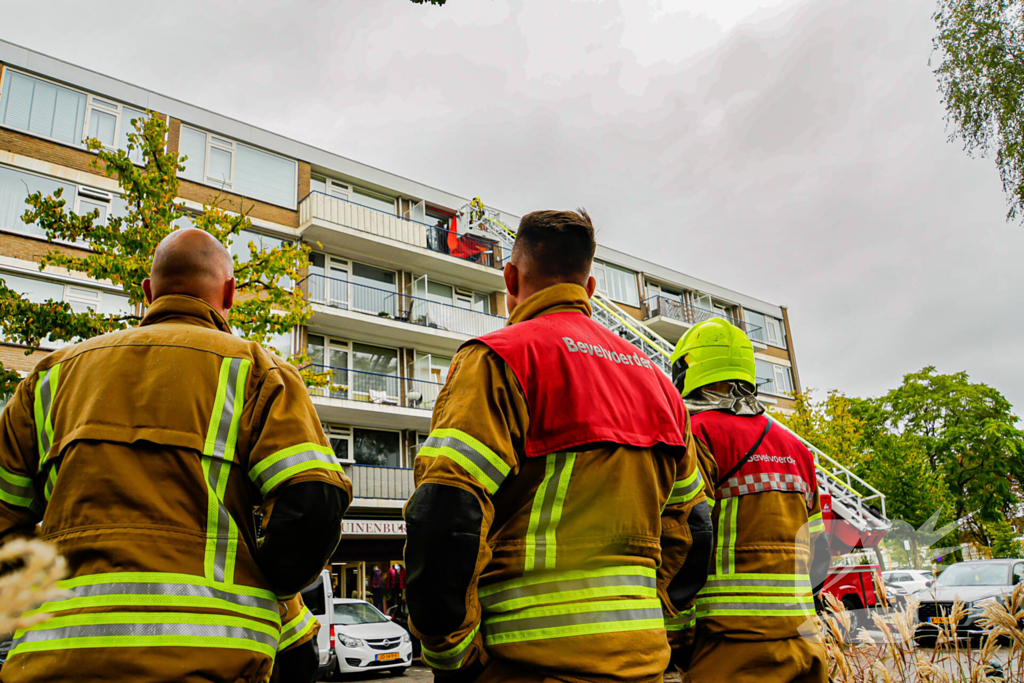 Zonnenscherm dreigt te vallen, brandweer stelt zonnescherm veilig