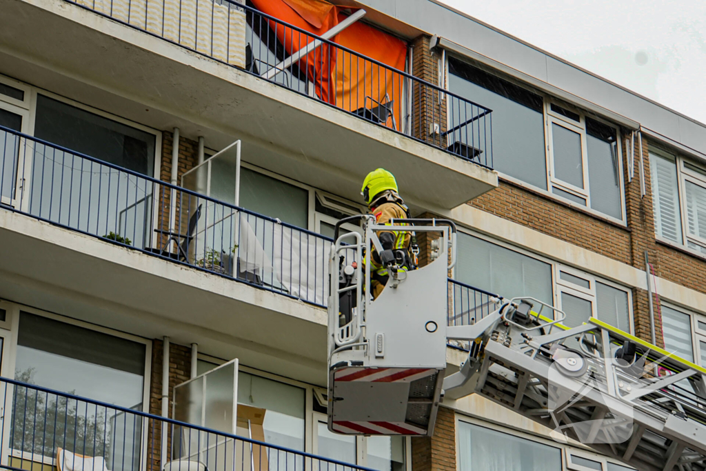 Zonnenscherm dreigt te vallen, brandweer stelt zonnescherm veilig