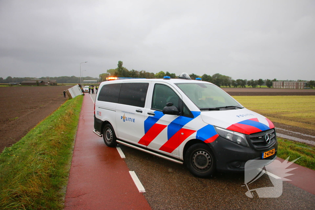 Bakwagen gekanteld weg afgesloten