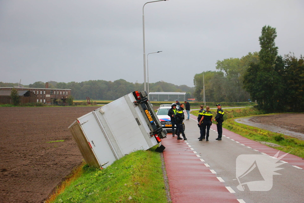 Bakwagen gekanteld weg afgesloten