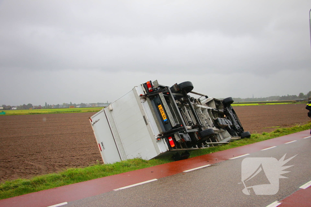 Bakwagen gekanteld weg afgesloten