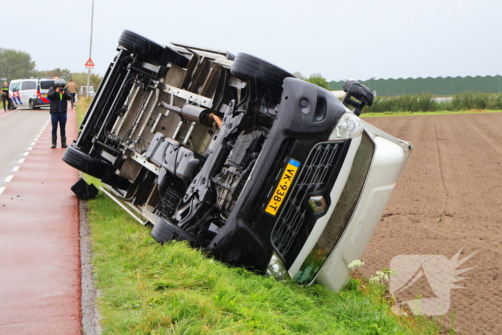 Bakwagen gekanteld weg afgesloten