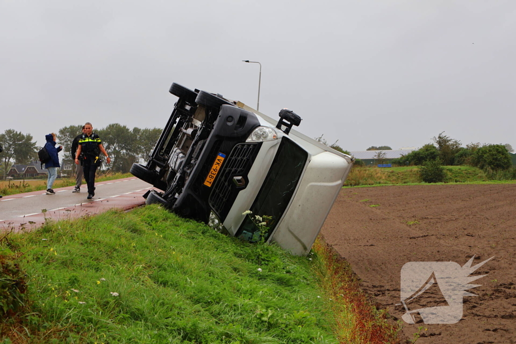 Bakwagen gekanteld weg afgesloten