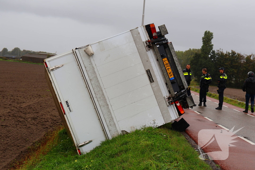 Bakwagen gekanteld weg afgesloten