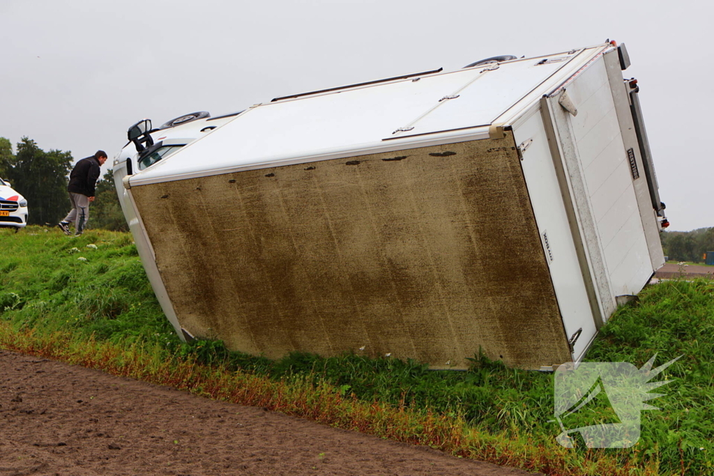 Bakwagen gekanteld weg afgesloten