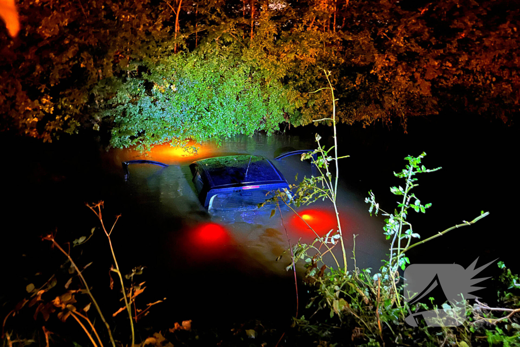 Zoekactie nadat auto in sloot belandt