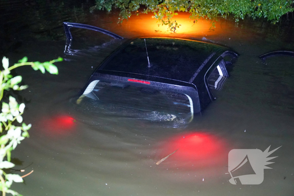 Zoekactie nadat auto in sloot belandt