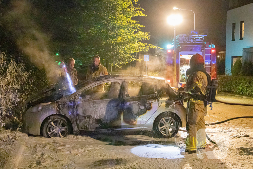 Geparkeerde auto verwoest door brand