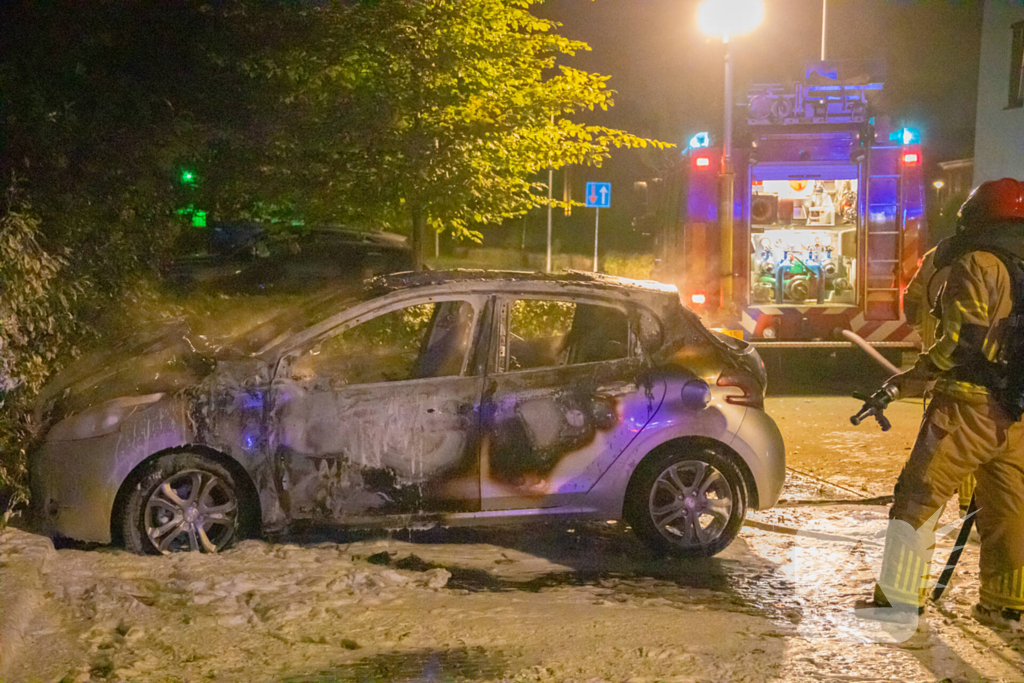 Geparkeerde auto verwoest door brand