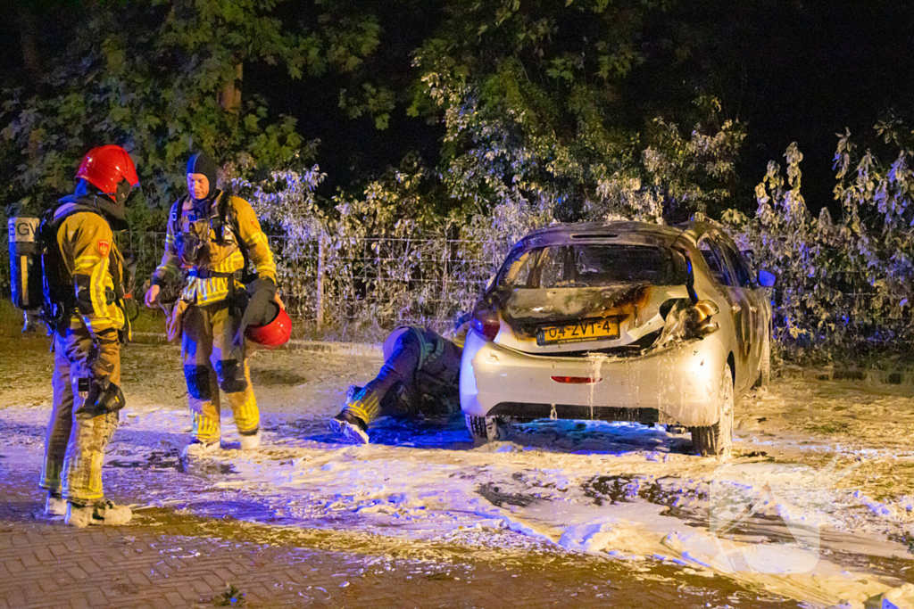 Geparkeerde auto verwoest door brand