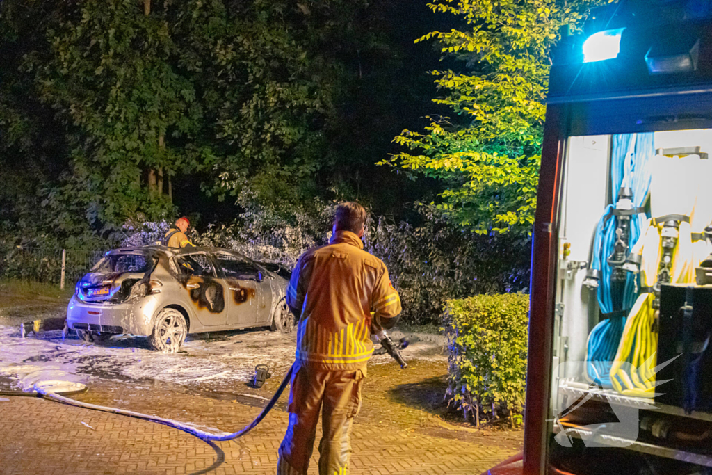 Geparkeerde auto verwoest door brand