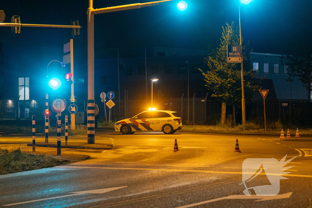 Automobilist verliest macht over stuur en klapt op lantaarnpaal