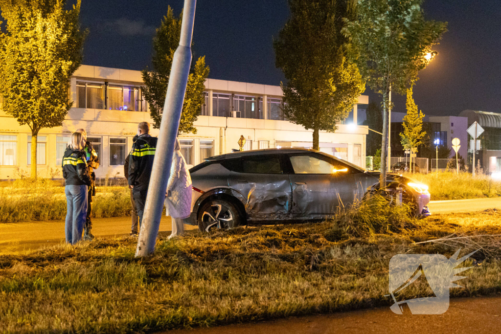 Automobilist verliest macht over stuur en klapt op lantaarnpaal