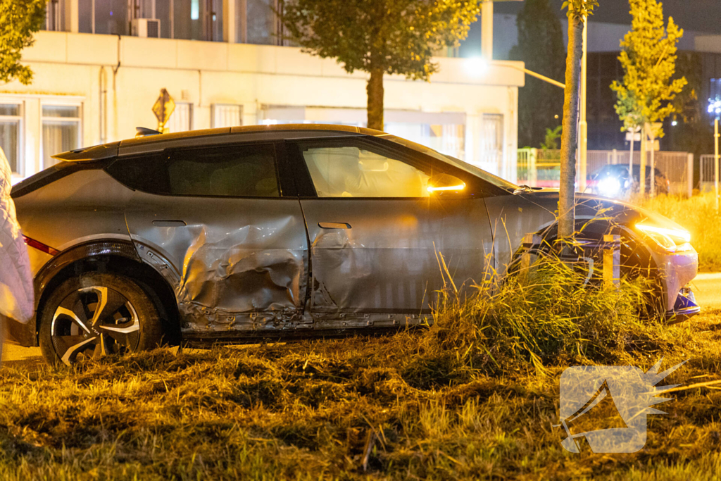 Automobilist verliest macht over stuur en klapt op lantaarnpaal