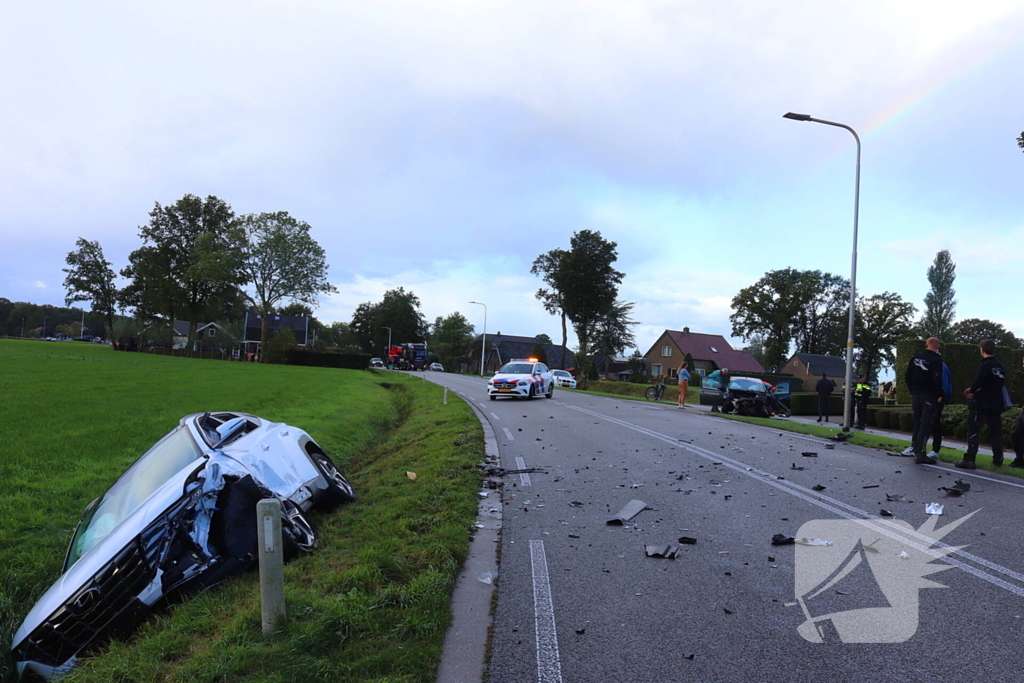 Ravage na botsing tussen drie auto's