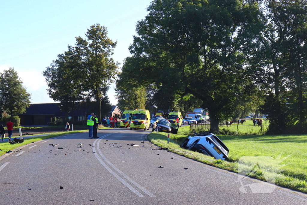 Ravage na botsing tussen drie auto's