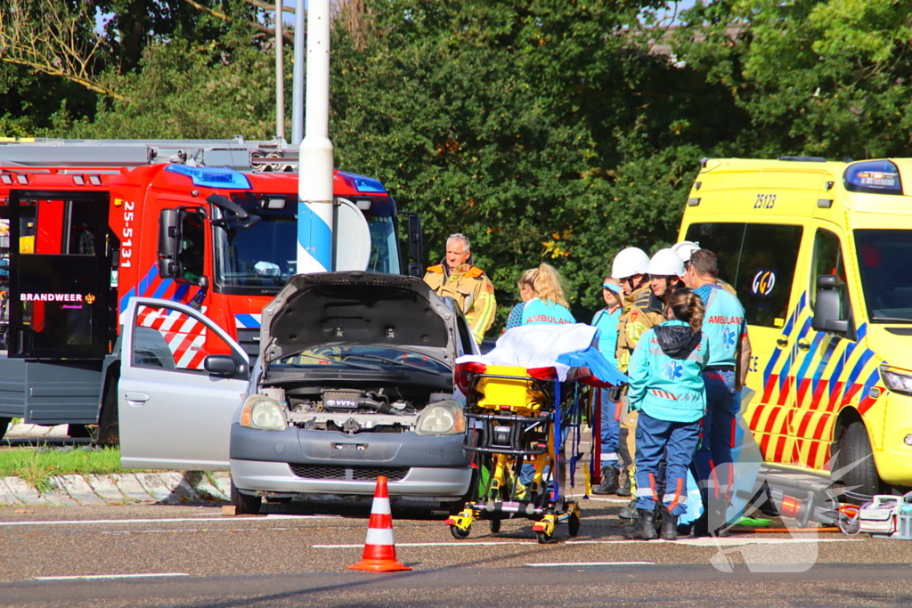 Beknelde bestuurder bevrijdt na harde botsing