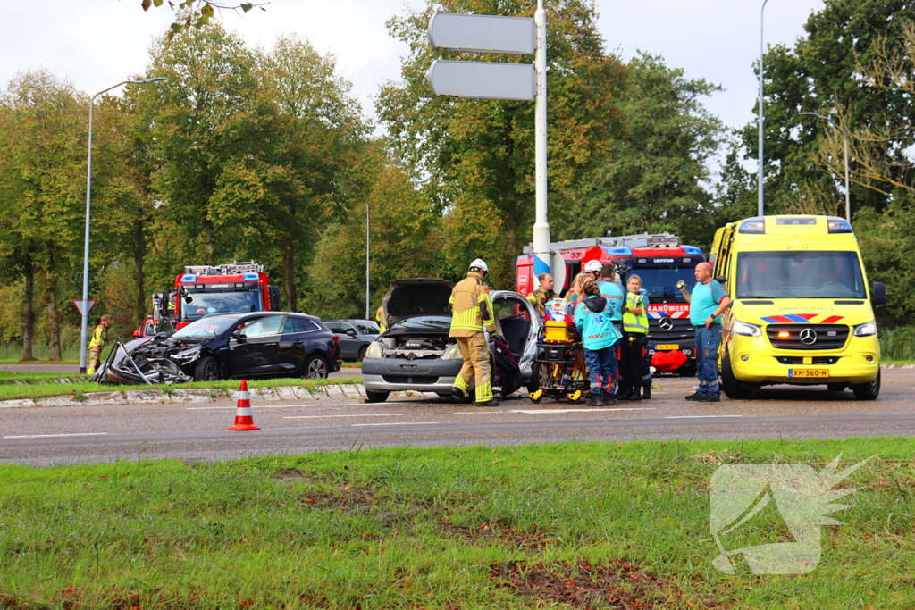 Beknelde bestuurder bevrijdt na harde botsing