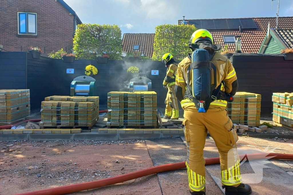 Brandweer laat ondergrondse container vollopen met water om brand te doven