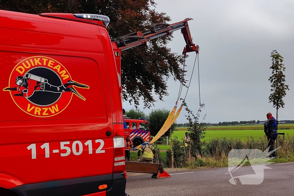 Brandweer haalt met man en macht koppig paard uit sloot