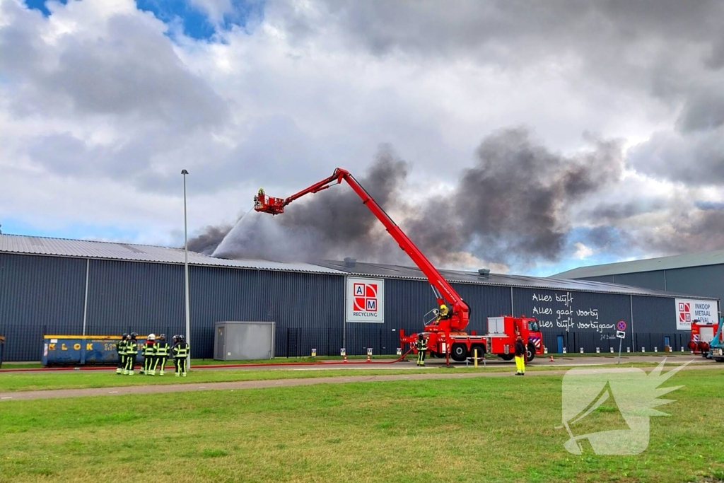 Forse rookontwikkeling bij grote brand in havengebied