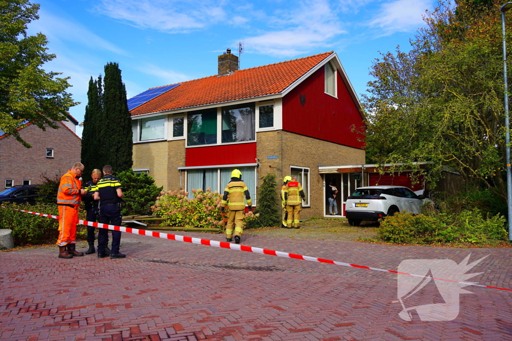 Automobilist rijdt tegen garage muur