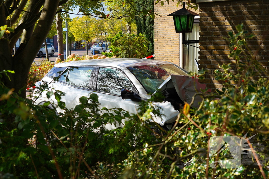 Automobilist rijdt tegen garage muur