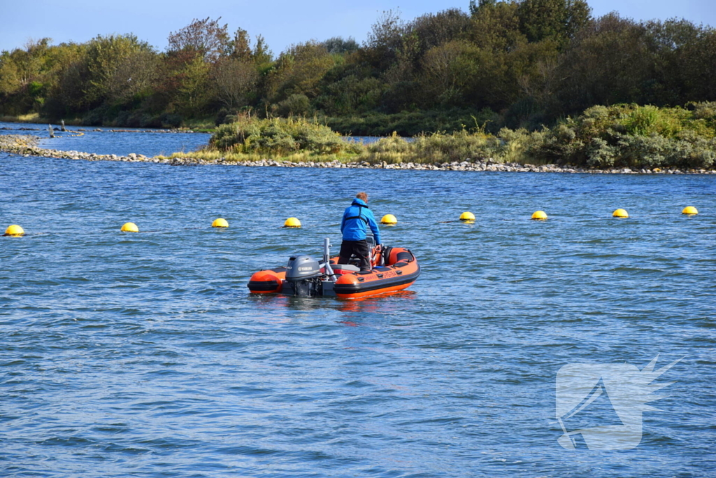 Personenauto te water door vergeten handrem