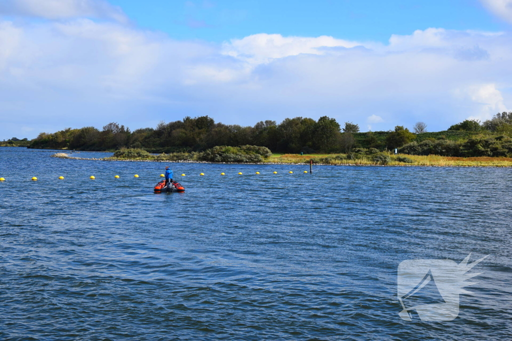 Personenauto te water door vergeten handrem