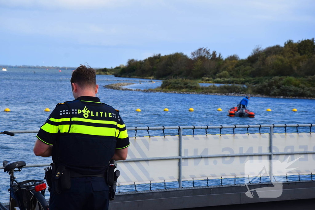 Personenauto te water door vergeten handrem