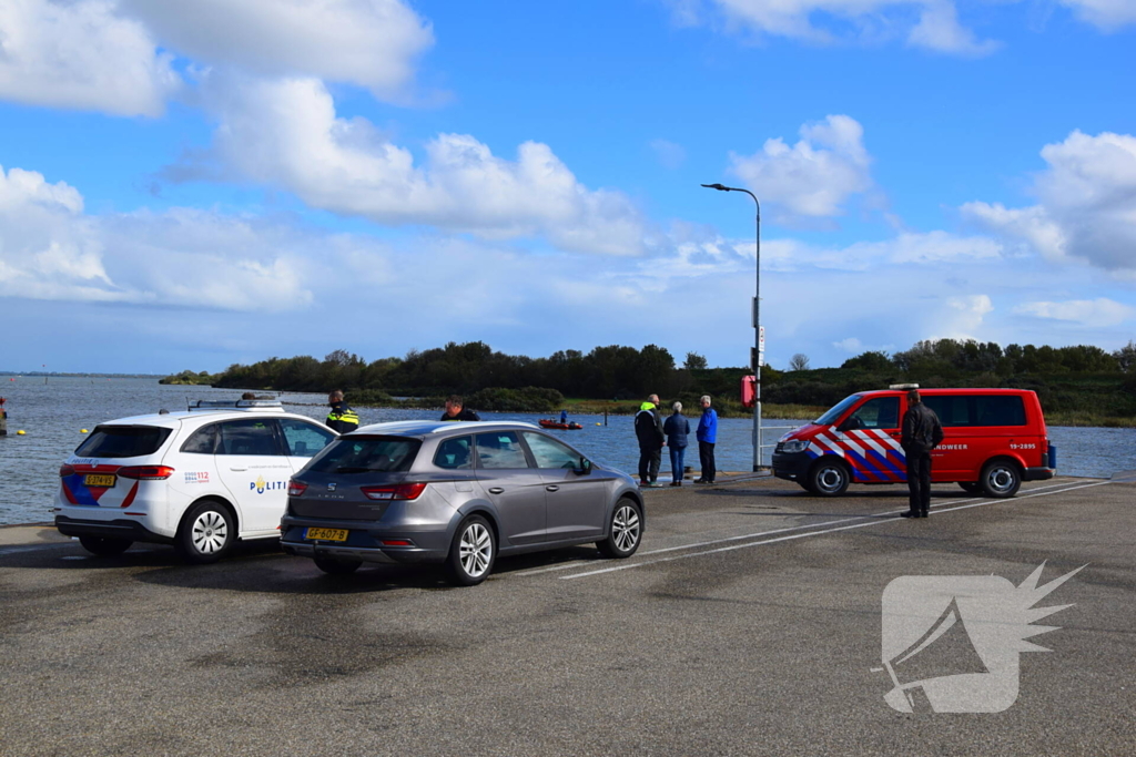 Personenauto te water door vergeten handrem