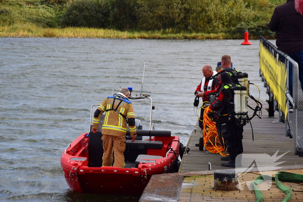 Personenauto te water door vergeten handrem