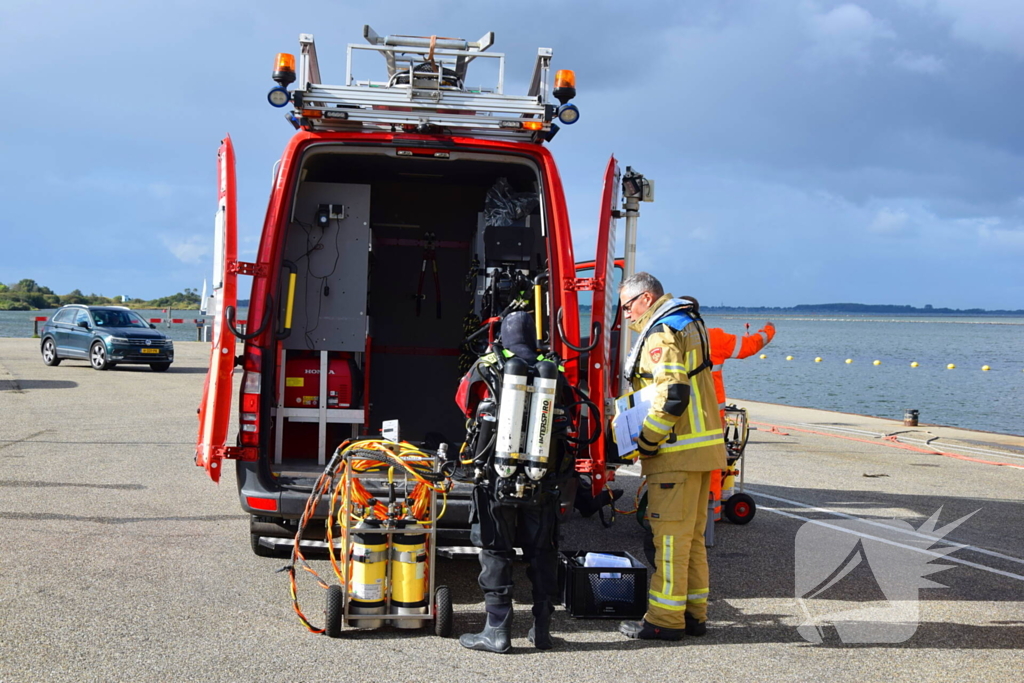 Personenauto te water door vergeten handrem