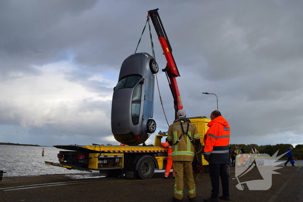 Personenauto te water door vergeten handrem