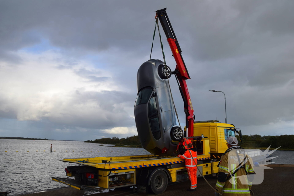 Personenauto te water door vergeten handrem