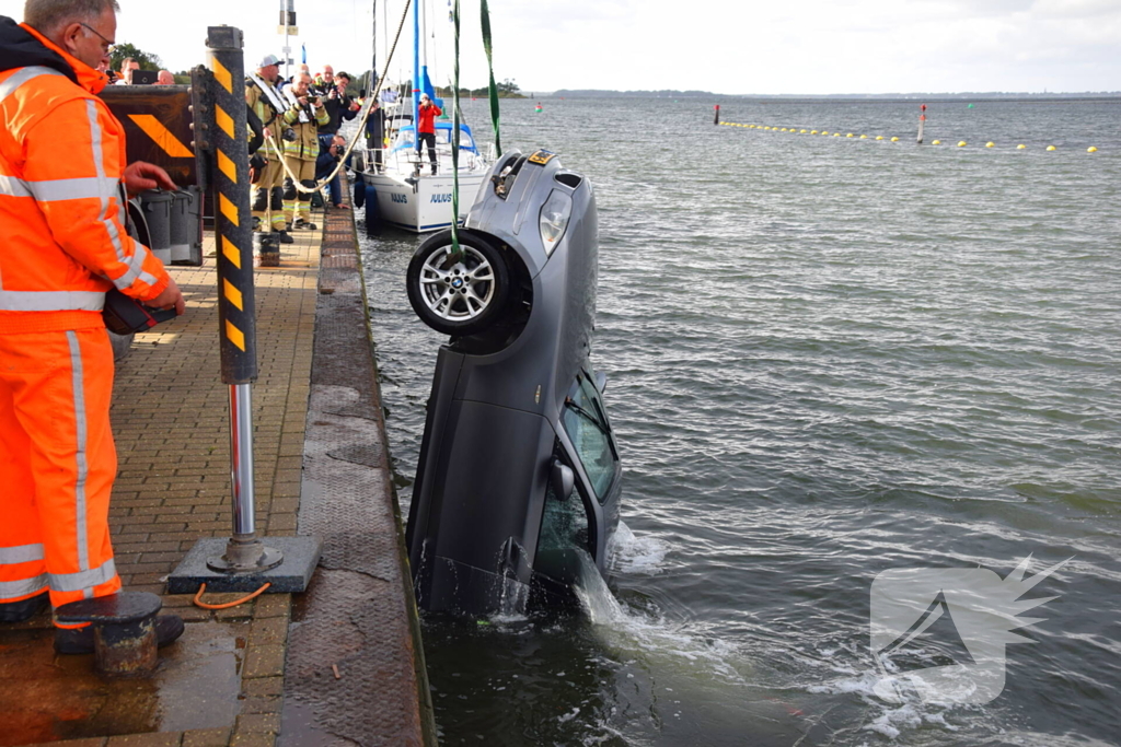 Personenauto te water door vergeten handrem