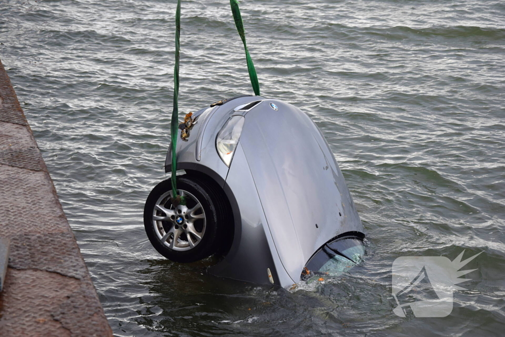 Personenauto te water door vergeten handrem