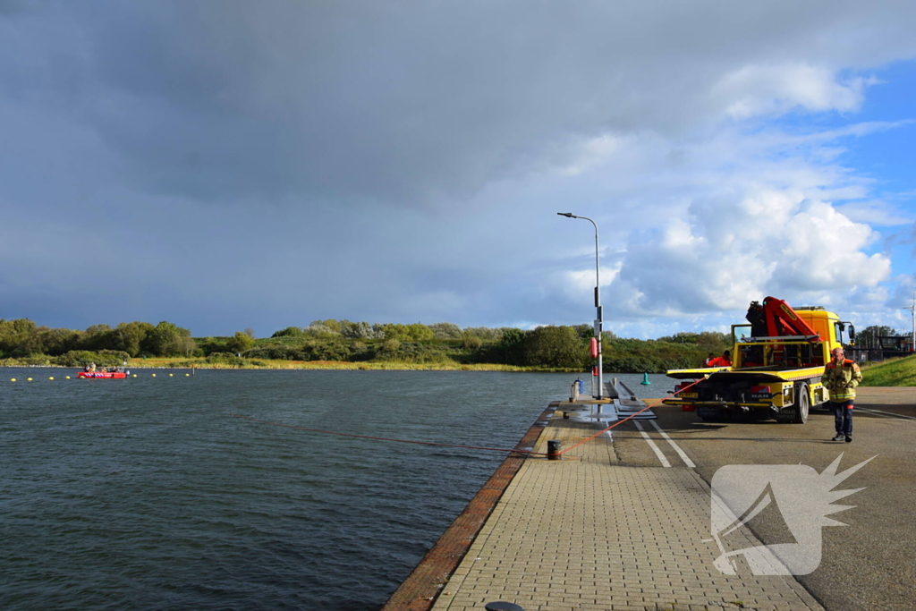 Personenauto te water door vergeten handrem