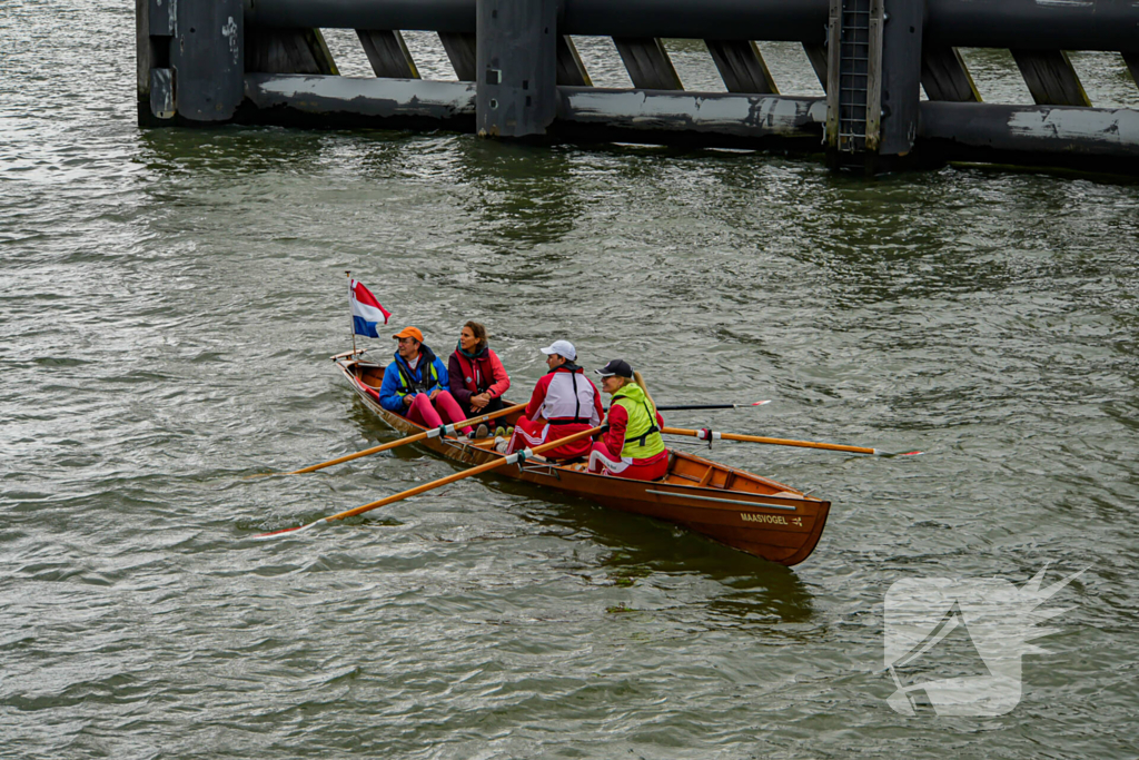 Watertaxi haalt te water geraakte personen uit water